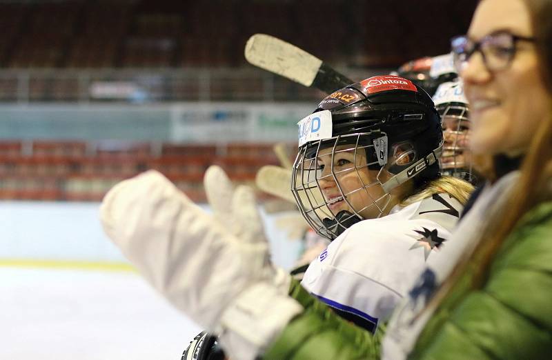 Karvinské hokejistky (v bílém) proti Slavii.