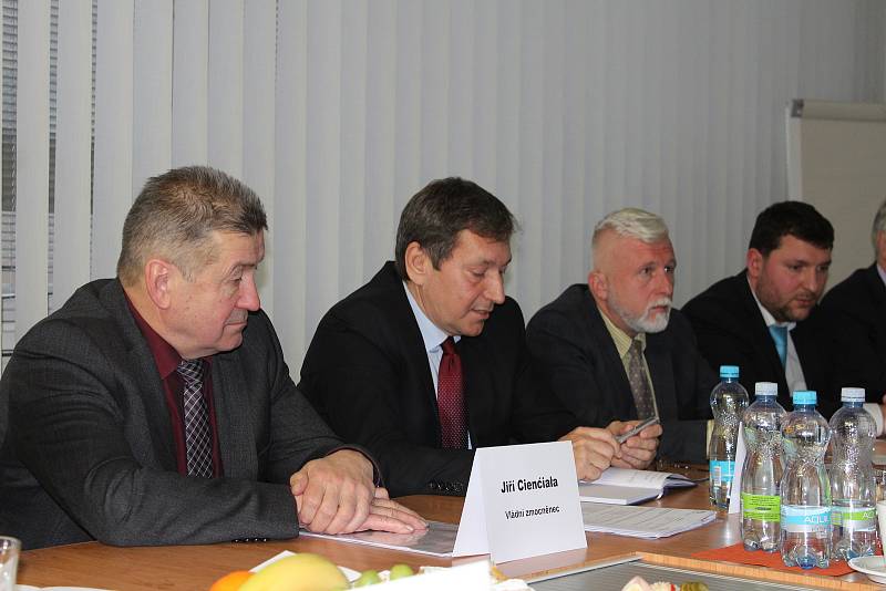 Snímek z jednání ministra průmyslu Tomáše Hünera (druhý zleva) s vedením OKD