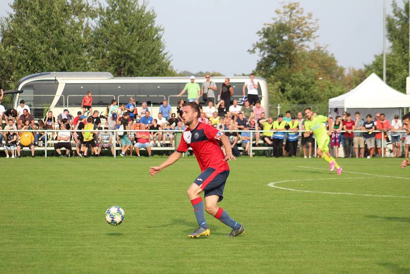 Karvinští fotbalisté (zelenkavé dresy) postoupili v domácím MOL Cupu do třetího kola. Sympaticky bojující Hlubinu z krajského přeboru porazili 6:0.