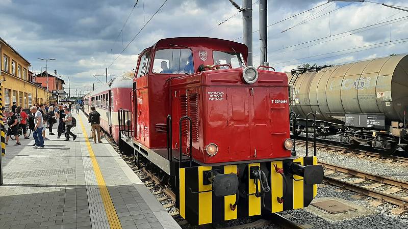 1. Gastrofestival v Petrovicích. 21. května 2022. Návštěvníky přivezl na nádraží historický vlak.