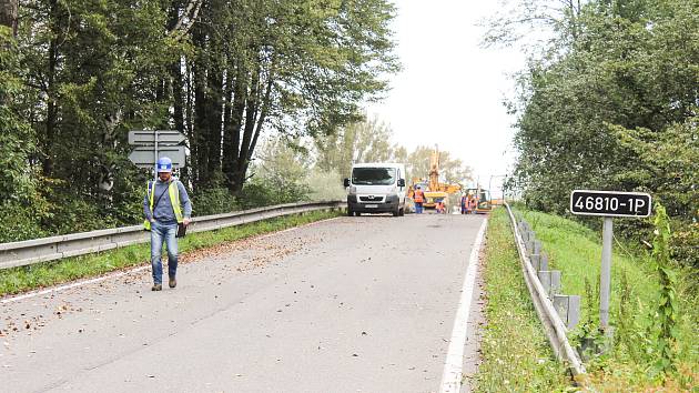 Rekonstrukce silničního nadjezdu je součástí modernizace železniční tratě Český Těšín – Dětmarovice.