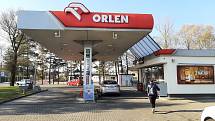 Řidiči z příhraničí mohou výhodně tankovat v Polsku, kde jsou pohonné hmoty levnější o 3 až 6 korun za litr.