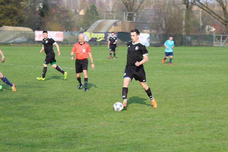 Fotbalisté petrovického Interu se doma rozešli smírně se Záblatím (v černém).