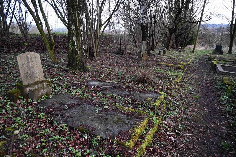 Fotoprocházka evangelickým hřbitovem v Karviné-Dolech.