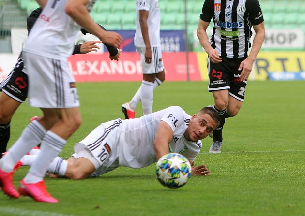 Karvinští fotbalisté (v bílém) proti Českým Budějovicím.