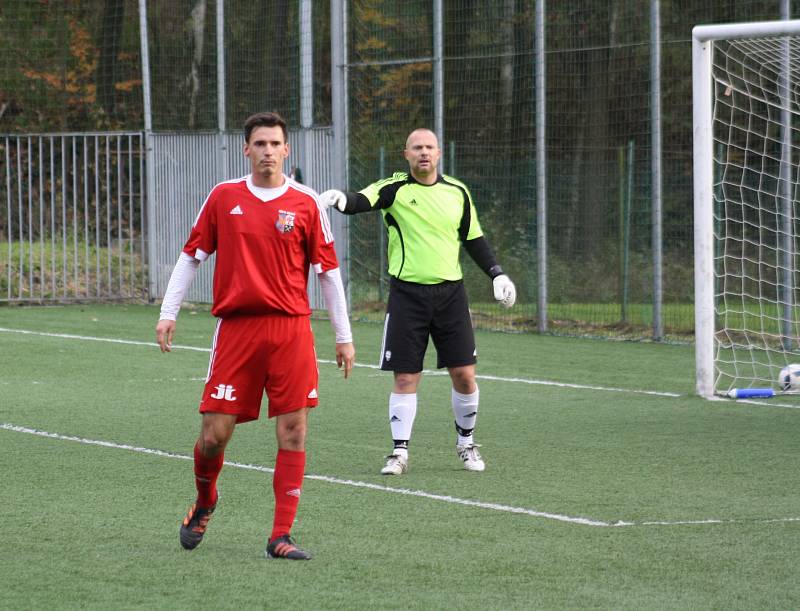 Orlovští fotbalisté (v červeném) si doma poradili s Bruntálem.