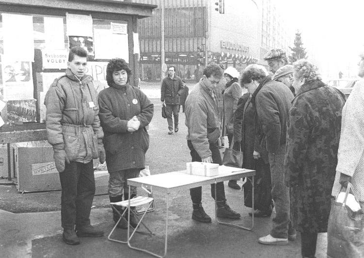 Informační akce v centru Havířova o dění v revoluční době v listopadu a prosinci 1989.