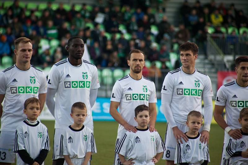 Z utkání Karviná (v bílém) - Jablonec 2:1