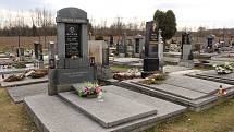 Hřbitov v Karviné-Loukách, jedna z karvinských rodin tam v pondělí našla poškozenou rodinnou hrobku.