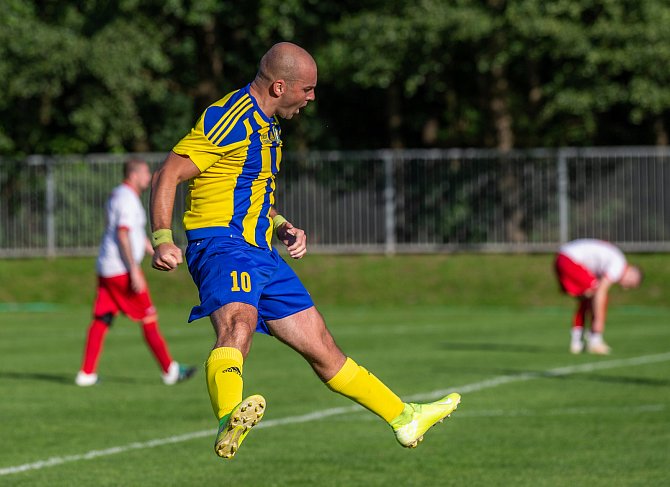 Kanonýr Stonavy Josef Zoller se raduje z jednoho ze svých dvou gólů do sítě rivala.