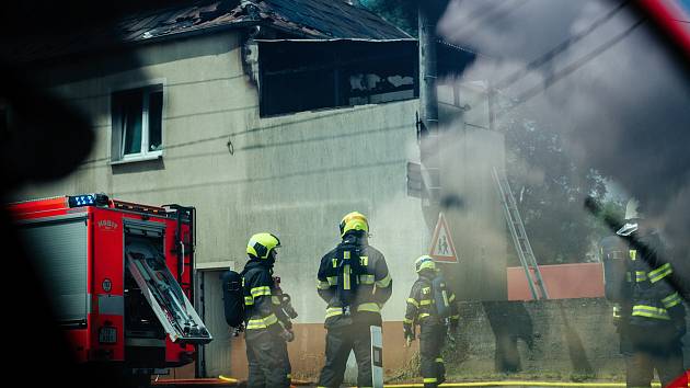 Požár podkroví rodinného domu v Závadě, místní části Petriovic u Karviné 25. června 2023.