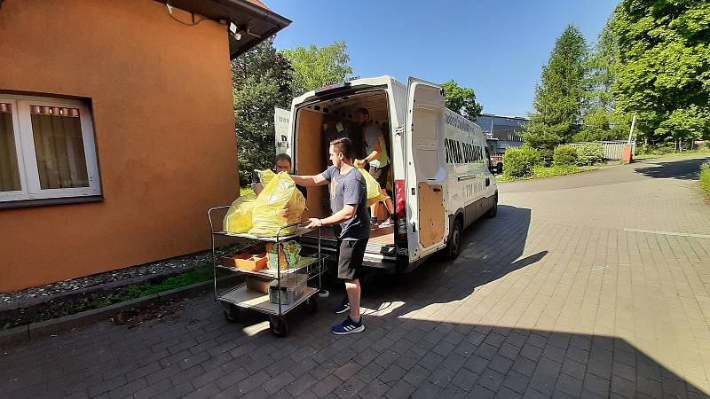 Stěhování z Domova Březiny v Petřvaldu. Areál si brzy převezmou stavbaři. Strhnou některé budovy, postaví novou a vše budou modernizovat.