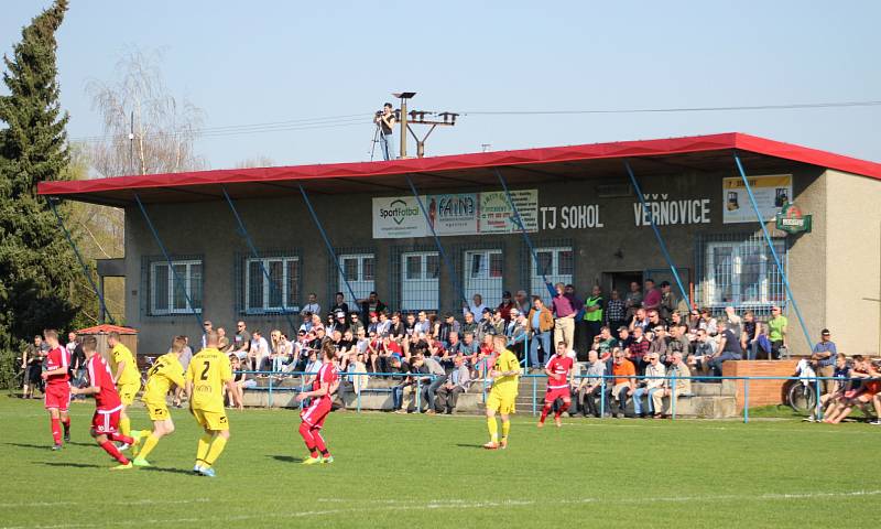 Věřňovice (v červeném) si v derby poradily s Dolní Lutyní.