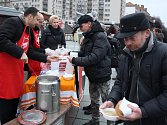 Podávání sváteční polévky Armády spásy s primátorem a jeho náměstky v havířovském vánočním městečku. 