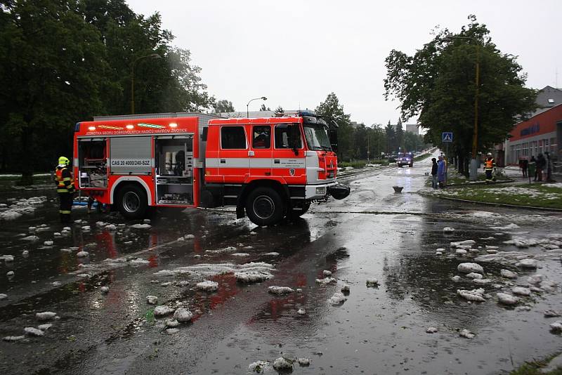 Následky bouřky s přívalovým deštěm a krupobitím v Havířově. 