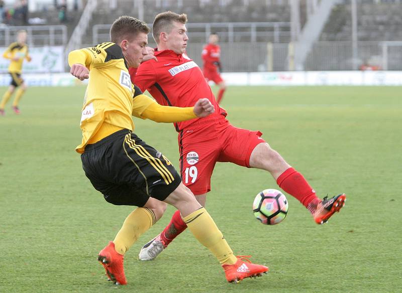 Karvinští fotbalisté (ve žlutém) vezou z Brna bod.