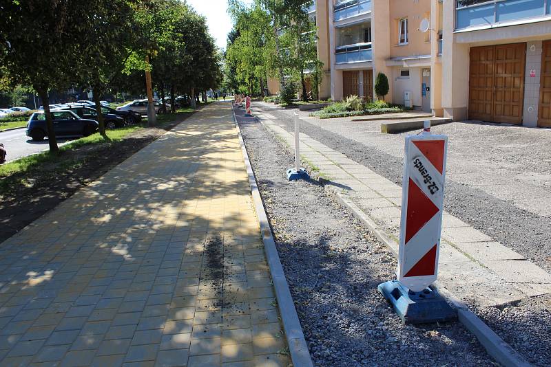 Nedokončené chodníky s cyklostezkou podél Dlouhé třídy v Havířově 4. července 2018. Hotovo mělo být 22. května.