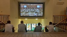Na pondělní zasedání havířovských zastupitelů přišlo mnoho obyvatel města. Protože nemohli do sálu, sledovali jednání na velké televizi v přízemí Kulturního domu Radost.