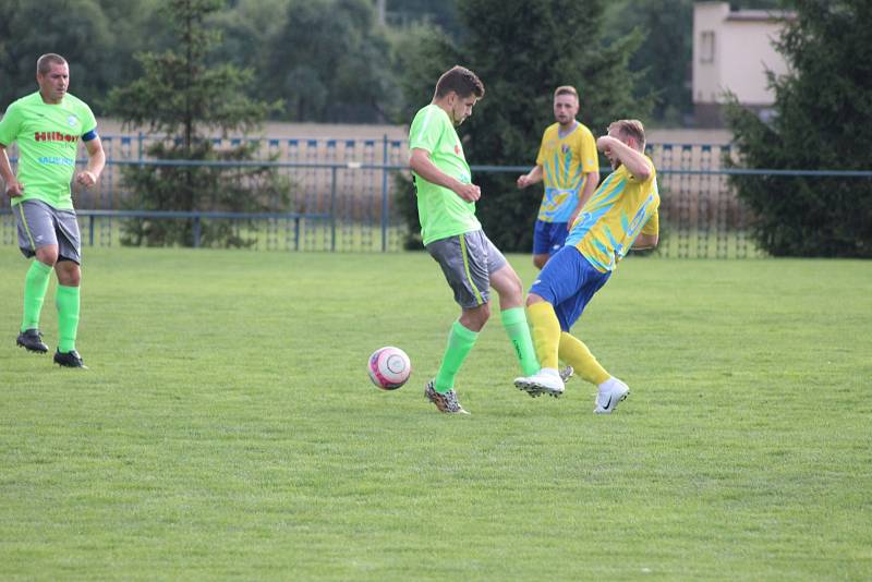 Fotbalisté Petrovic (v zeleném) na úvod krajského přeboru vyhráli nad Datyněmi 3:1.