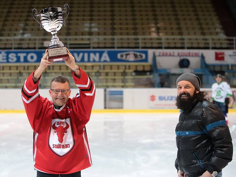 Amatérská hokejová liga na karvinském zimáku.