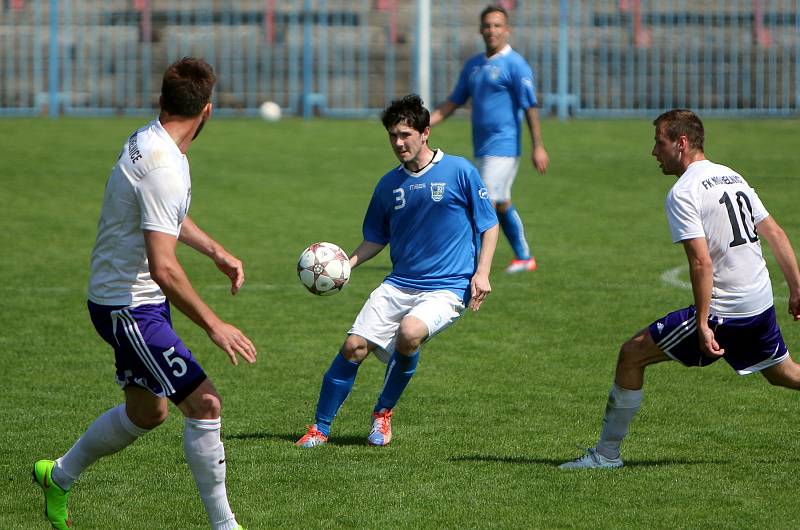 Havířovští fotbalisté (v modrém) podlehli favoritovi z Mohelnice.