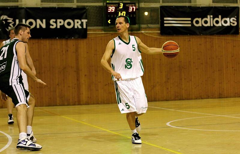 Basketbalisté Karviné (v bílém) zvládli víkend proti těžkým soupeřům z Brna.