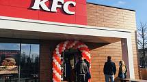 Třetí den provozu nového karvinského KFC. Prázdno u okének nebývá, právě naopak.