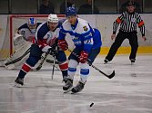 Orlovští hokejisté (v modrém) dotáhli zápas s Kopřivnicí do prodloužení.