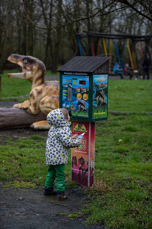 Hned první den po otevření dorazili do doubravského dinoparku první návštěvníci. Nízká, přesto s ohledem na počasí chvályhodná návštěva udělala vedení zábavního parku radost.