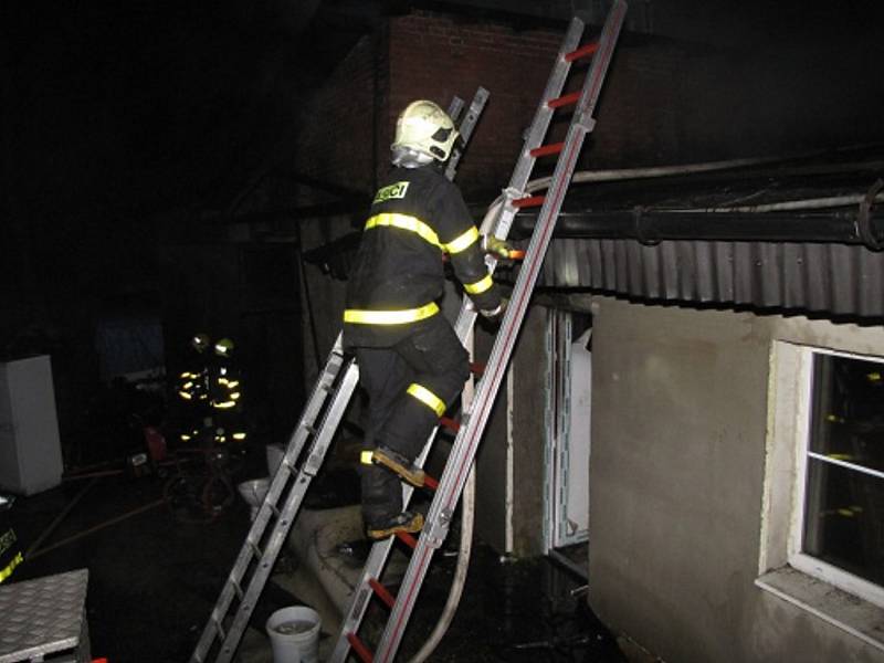 Zásah hasičů u požáru skladu a dílny v Orlové. 