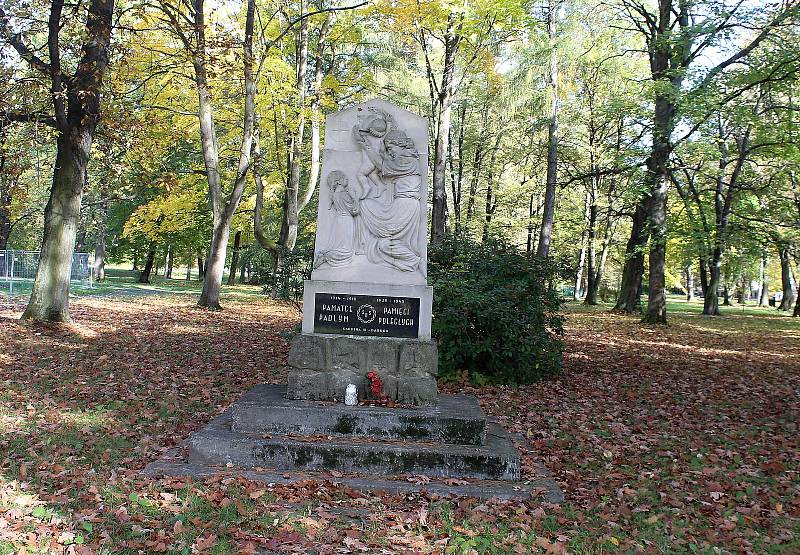 Karviná-Darkov. Lázeňský park, pomník obětem světových válek.