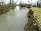 Voda v řece Lučině v době zvýšeného průtoku podemílá břehy meandrů. 