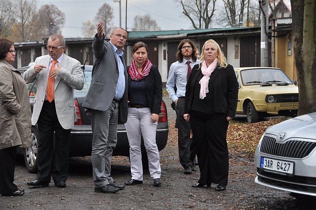 Ministerská delegace si prohlíží domy v Drátovenské ulici v Bohumíně.