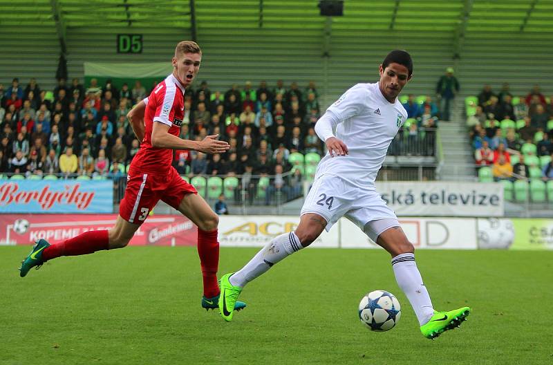 Karvinští fotbalisté (v bílém) dokázali urvat všechny tři body.