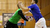 Házenkáři Karviné (v zeleném) prohráli v derby na palubovce Frýdku 29:34. V play off je čeká tým Lovosic, zatímco Frýdek-Místek si zahraje se Zubřím.