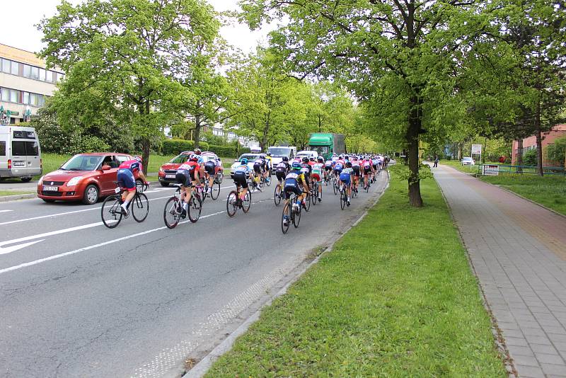 Peloton cyklistek při průjezdu Havířovem.