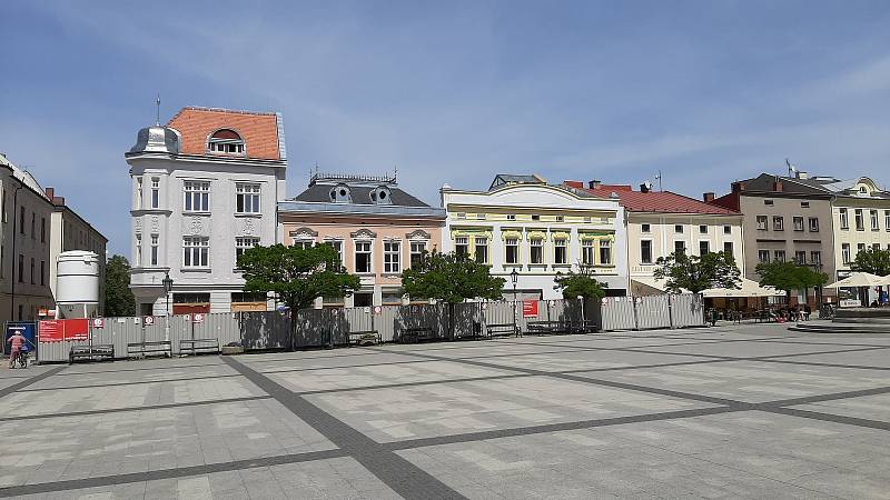 Historické domy na Masarykově náměstí mají novou fasádu. Stavbaři už odstranili lešení. (květen 2022)
