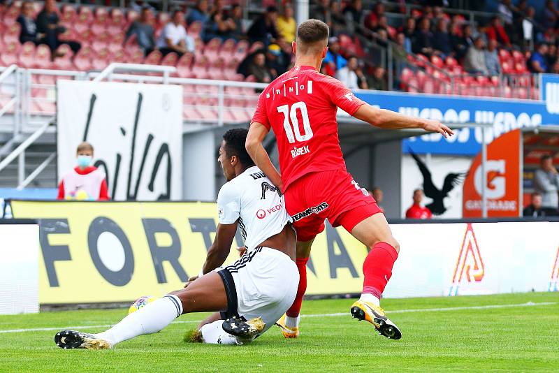 Fotbalisté Karviné (v bílém) zvládli zápas v Brně 2:0.