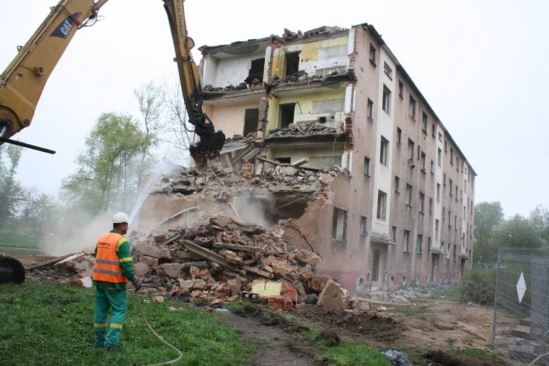 Demolice obytného domu na problémovém sídlišti v Karviné. 