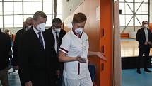 Premiér Andrej Babiš si v Havířově prohlédl očkovací centrum, které funguje v hale Slávie.