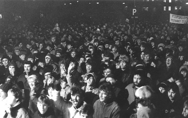 Také na Karvinsku vyšli v roce 1989 lidé do ulic a podpořili studenty. 