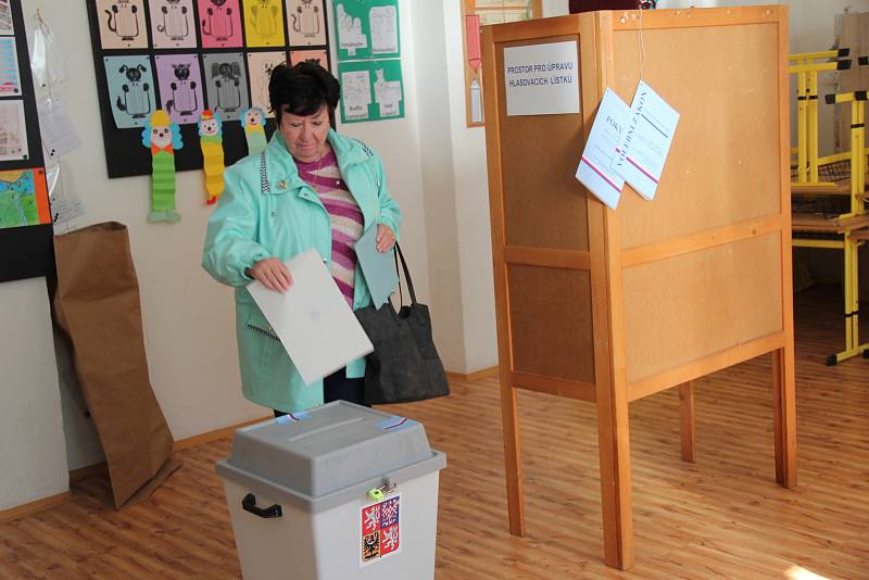 První den komunálních voleb v Orlové měl solidní voličskou účast.