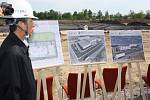 V karvinské průmyslové zóně Nové Pole zástupci korejského investora v květnu 2012 slavnostně zahájili stavbu nové haly pro společnost GS Caltex.