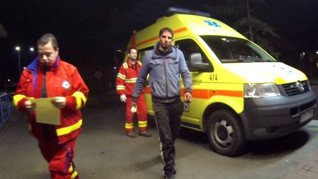 Záchranáři přivádějí zraněného k ošetření v nemocnici. 