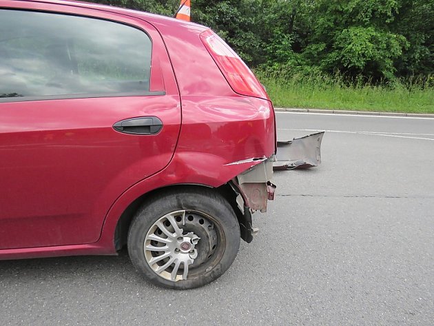 Následky srážky motocyklu s osobním automobilem v Orlové. 