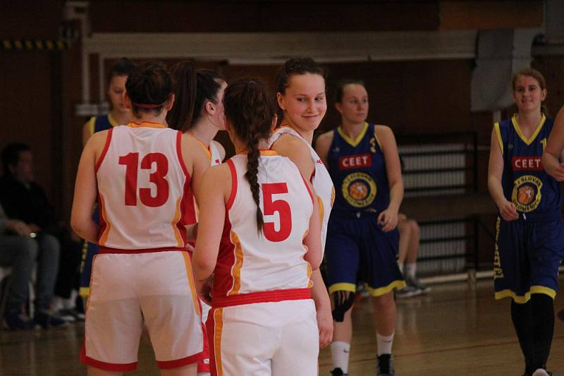 Mladé basketbalistky Havířova (v bílém) v souboji s Litoměřicemi.