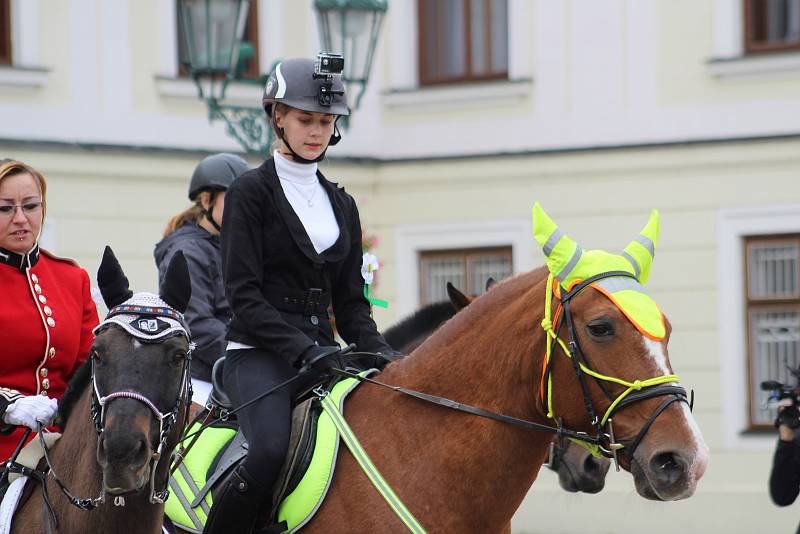 V Karviné se dnes konala historicky první Hubertova jízda. Na náměstí se sešla stovka koní a jezdců z celého okresu i Polska.