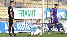 Karvinští fotbalisté (v bílém) vyhráli v Příbrami 2:0.