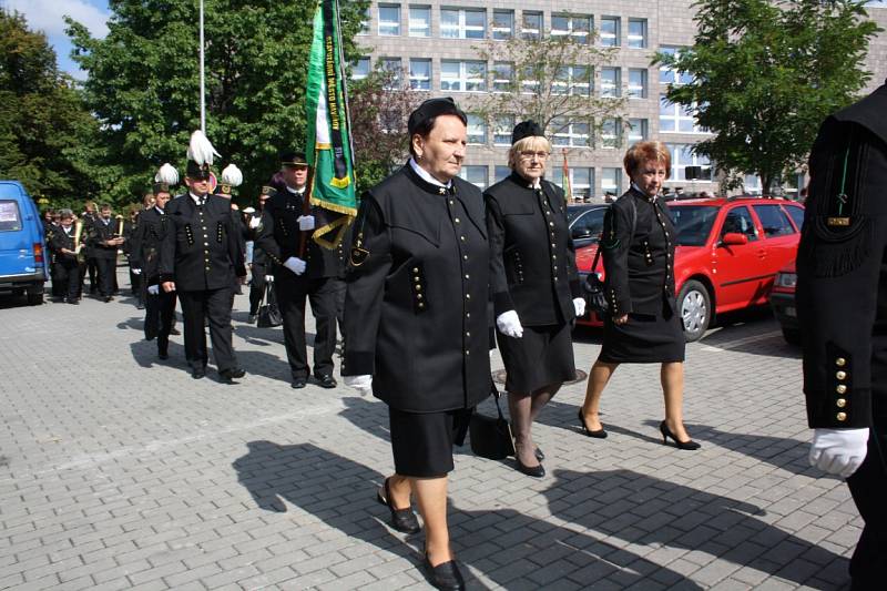 Sobotní Hornické slavnosti v Karviné zahájil tradiční pietní akt u sochy horníka na Univerzitním náměstí.