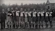 Rok 1932, SK Slavia B. Zleva: Fr. Vřišť., Adamovský, Slivka, Kendzior, Měšťák, Prokop, Pala, Kořec, Prokop K., Darda, Durčák, Ruta.